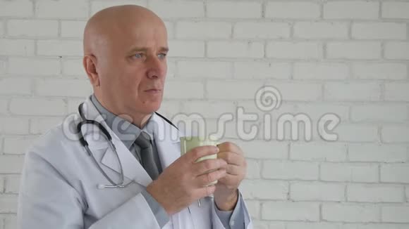 医生喝热咖啡或茶的慢动作图像视频的预览图