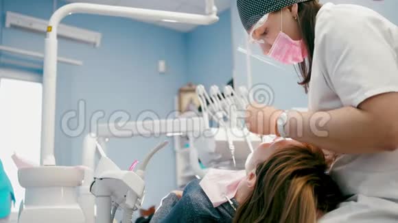 牙科外科有牙齿检查的妇女视频的预览图