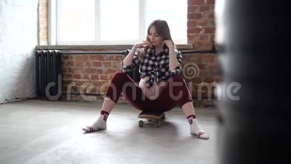 孕妇坐在滑板上视频的预览图