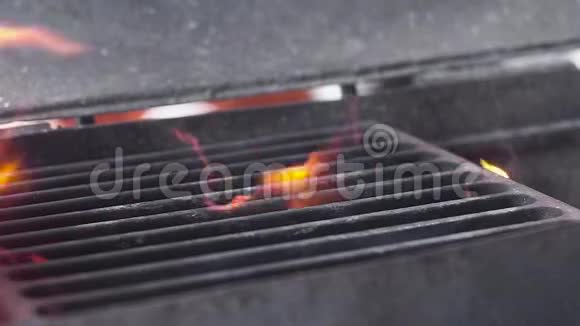 香肠落在火中的热烤架上然后油炸快关门慢动作视频的预览图