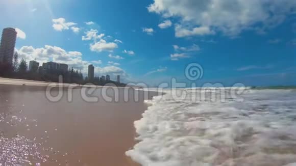 海滩冲浪和海滨波浪海潮和沙滩海岸线和黄金海岸摩天大楼视频的预览图
