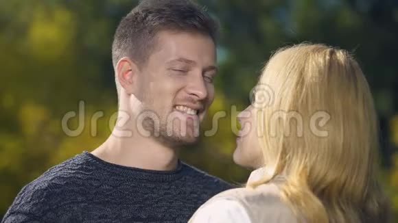 男性拥抱女性看镜头恋爱关系婚姻中介视频的预览图