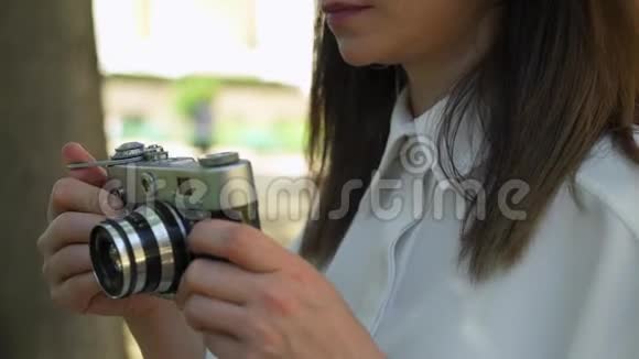 白种人妇女用摄像机拍摄照片的肖像视频的预览图