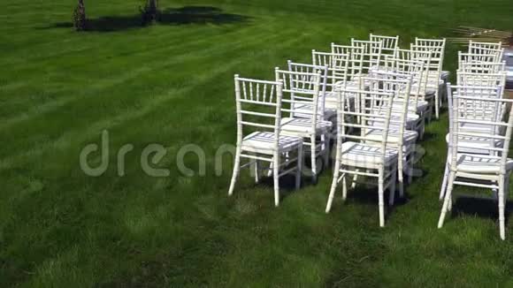 教堂前面的草坪上陈列着奇瓦里椅子视频的预览图
