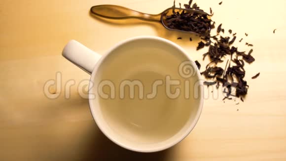 热红茶倒在白杯里视频的预览图