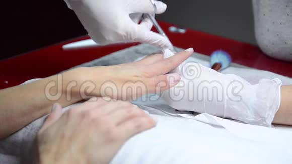 专业修指甲流程美容师给客户修指甲视频的预览图
