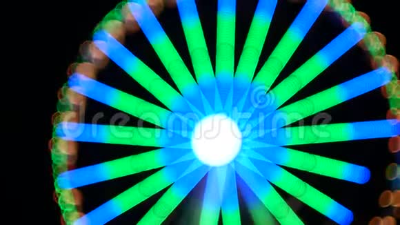 夜晚的摩天轮像一个神奇的万花筒可爱的抽象圆圈万花筒图案视频的预览图