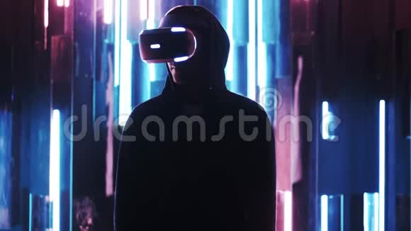 无脸男子VR耳机转头视频的预览图