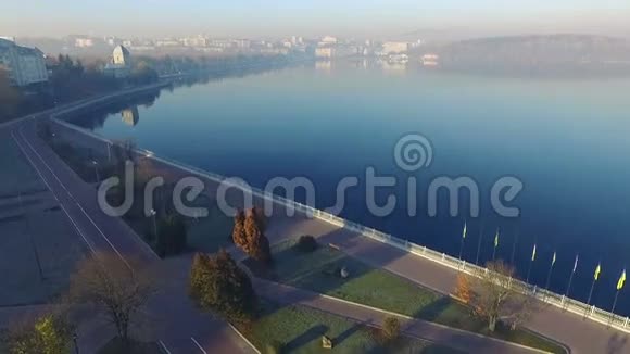 从晨湖俯瞰城市美景视频的预览图
