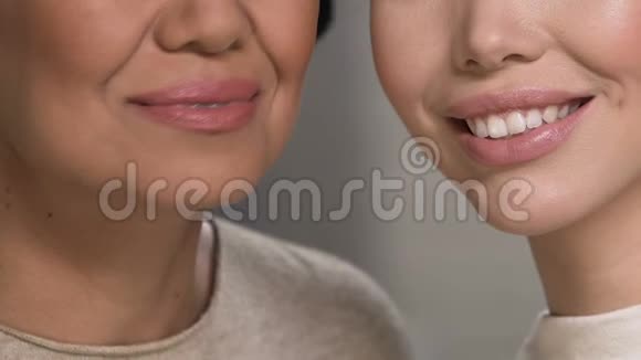两个美丽的女人展示完美的微笑牙科护理健康生活方式视频的预览图