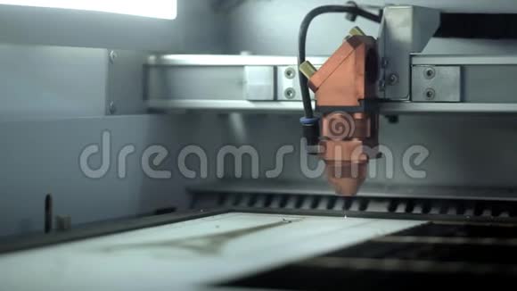 激光切割木材的机器关闭切割纸板数控烧录激光木工木材加工机慢慢视频的预览图