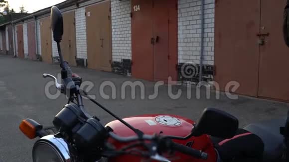 女人肾上腺素爱好者坐在自行车上打开引擎准备骑视频的预览图