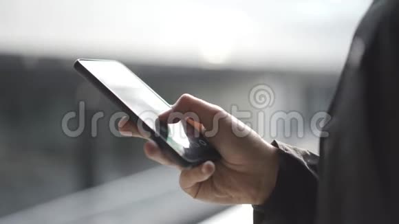 在触摸屏智能手机上使用应用程序的年轻人使用技术的概念在线购物使用移动应用程序视频的预览图