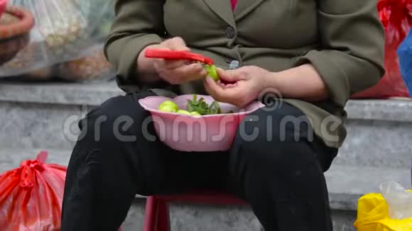 女人在市场上清洗猕猴桃出售视频的预览图