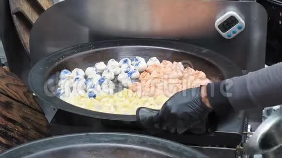 美国纽约街头美食在城市街头的摊位上准备的五颜六色的中国饺子视频的预览图