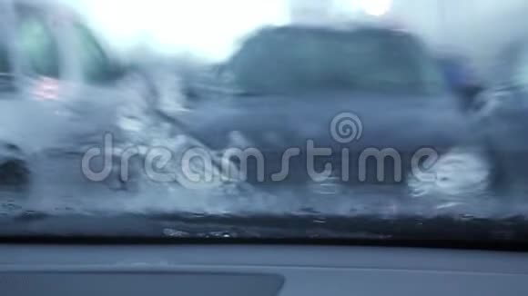 雨天从车上看雨水滴在车窗上外面的图像模糊了视频的预览图
