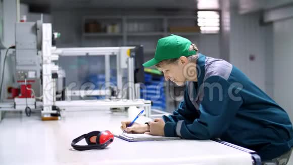 老年妇女雇员企业工厂工人填写服务日志记录簿工作工业视频的预览图