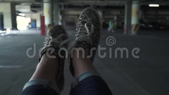 穿着银色闪亮运动鞋的女足在靠近地下停车场流动视频的预览图