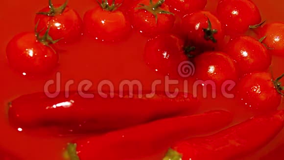 一个番茄在红辣酱中坠落的超级慢镜头视频的预览图