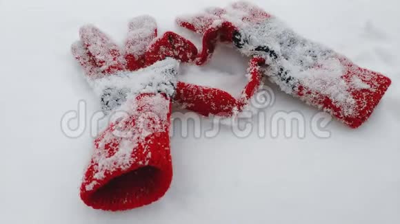 冬天的手套使一颗心在雪地上形成形状停止动作录像情人节的概念视频的预览图