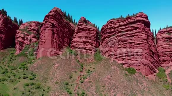 无人驾驶飞机射击绿草红色岩石视频的预览图