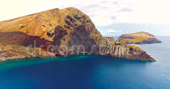 葡萄牙马德拉岛圣洛伦科半岛美丽悬崖和海洋的空中侧景视频的预览图