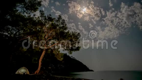 云和月亮在海湾和帐篷上方移动视频的预览图