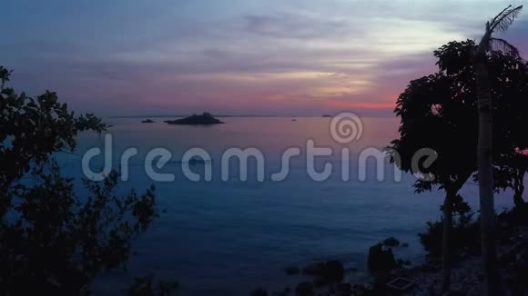 美丽的菲律宾日落和菲律宾快艇在平静的海上马拉帕斯夸岛视频的预览图