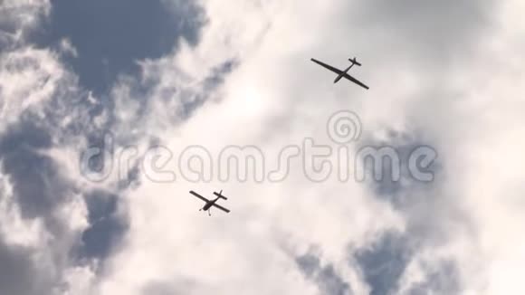 在蓝天上高高飞翔的飞机视频的预览图