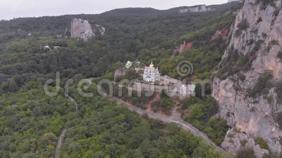 空中景观美丽的教堂圆顶和十字架在青山间视频的预览图