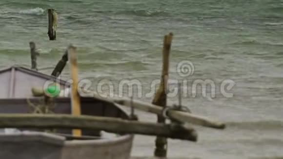 海湾上的一艘旧木船视频的预览图