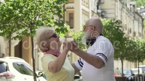 快乐的爱情情侣在都市街头跳华尔兹视频的预览图