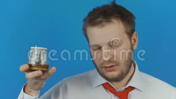 酗酒或酗酒的概念一个有钱的人喝一杯酒视频的预览图