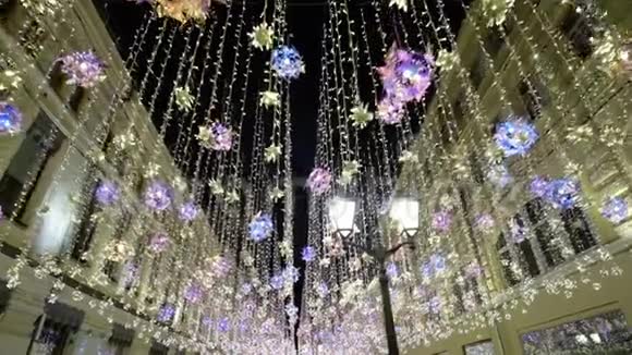 圣诞节照明新年冬季装饰夜晚在市中心的步行街明亮的灯光视频的预览图