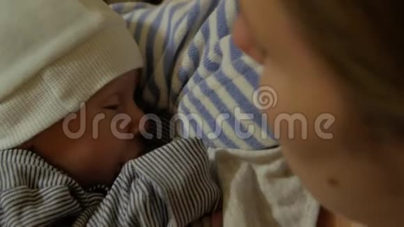母亲母乳喂养新生儿入睡视频的预览图