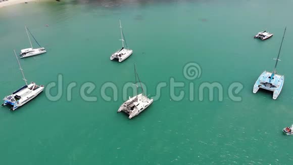 游艇漂浮在平静的海湾里许多豪华帆船漂浮在平静的水上在绿松石海湾苏梅岛视频的预览图