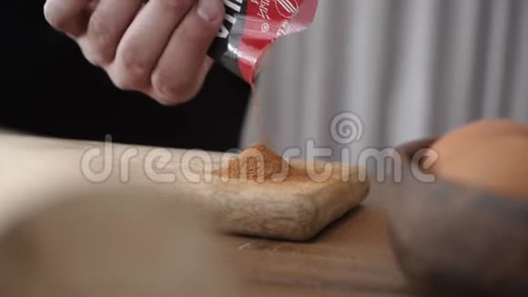 烹饪时要在切割板上倒入烹饪原料视频的预览图