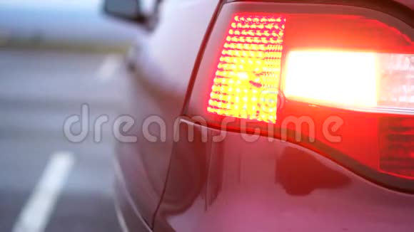 打开红车信号灯闪烁交通信号视频的预览图