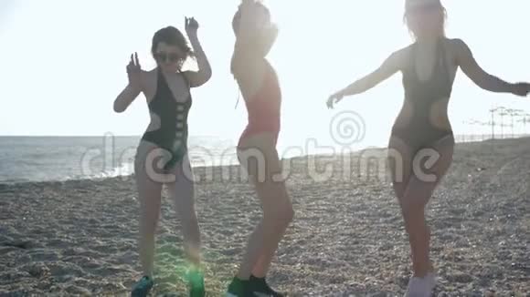 夏季舞会穿着泳衣和眼镜的有趣女朋友在海滩派对上娱乐视频的预览图