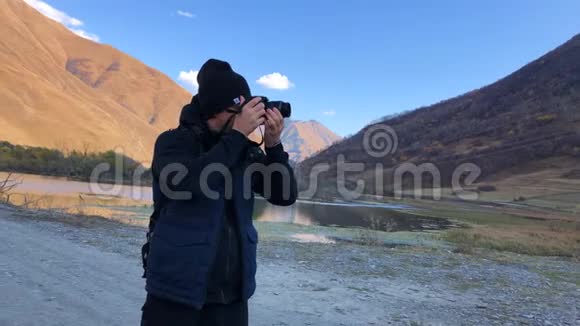 摄影师拍摄山景视频的预览图