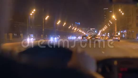 夜城街道穿过挡风玻璃视频的预览图