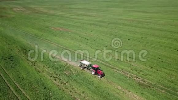 拖拉机骑在田野上制造无机肥料视频的预览图