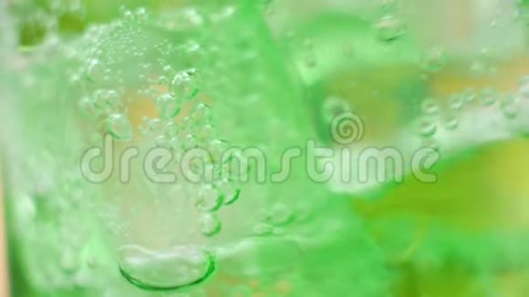 玻璃中的空气气泡喷出的绿水视频的预览图