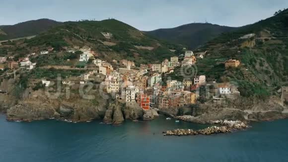著名的Riomaggiore村美丽的房子的空中拍摄意大利电影院国家公园视频的预览图