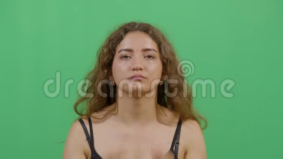 女人用闭着眼睛按摩圣殿视频的预览图