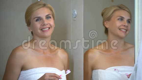 金发女人仔细刷牙晨检牙齿护理美白视频的预览图