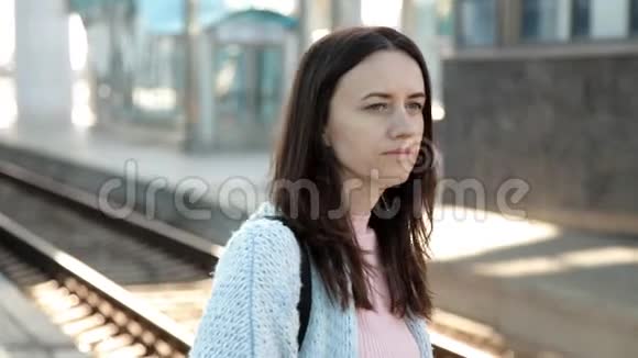 这位妇女正在火车站等火车视频的预览图