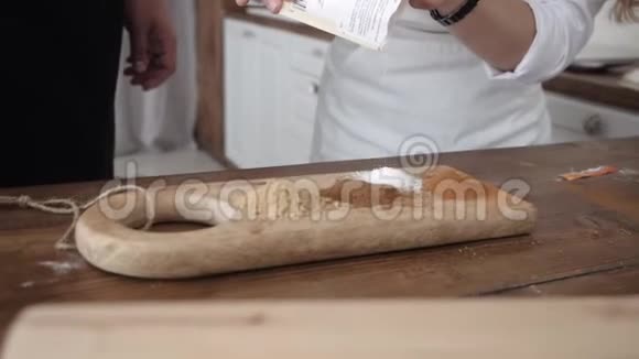 厨师倒在砧板上做菜视频的预览图
