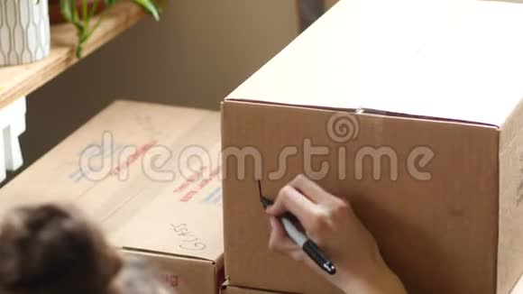 年轻人在移动的盒子上写字视频的预览图