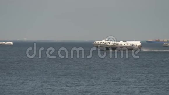 流星快艇抵达俄罗斯彼得霍夫港视频的预览图